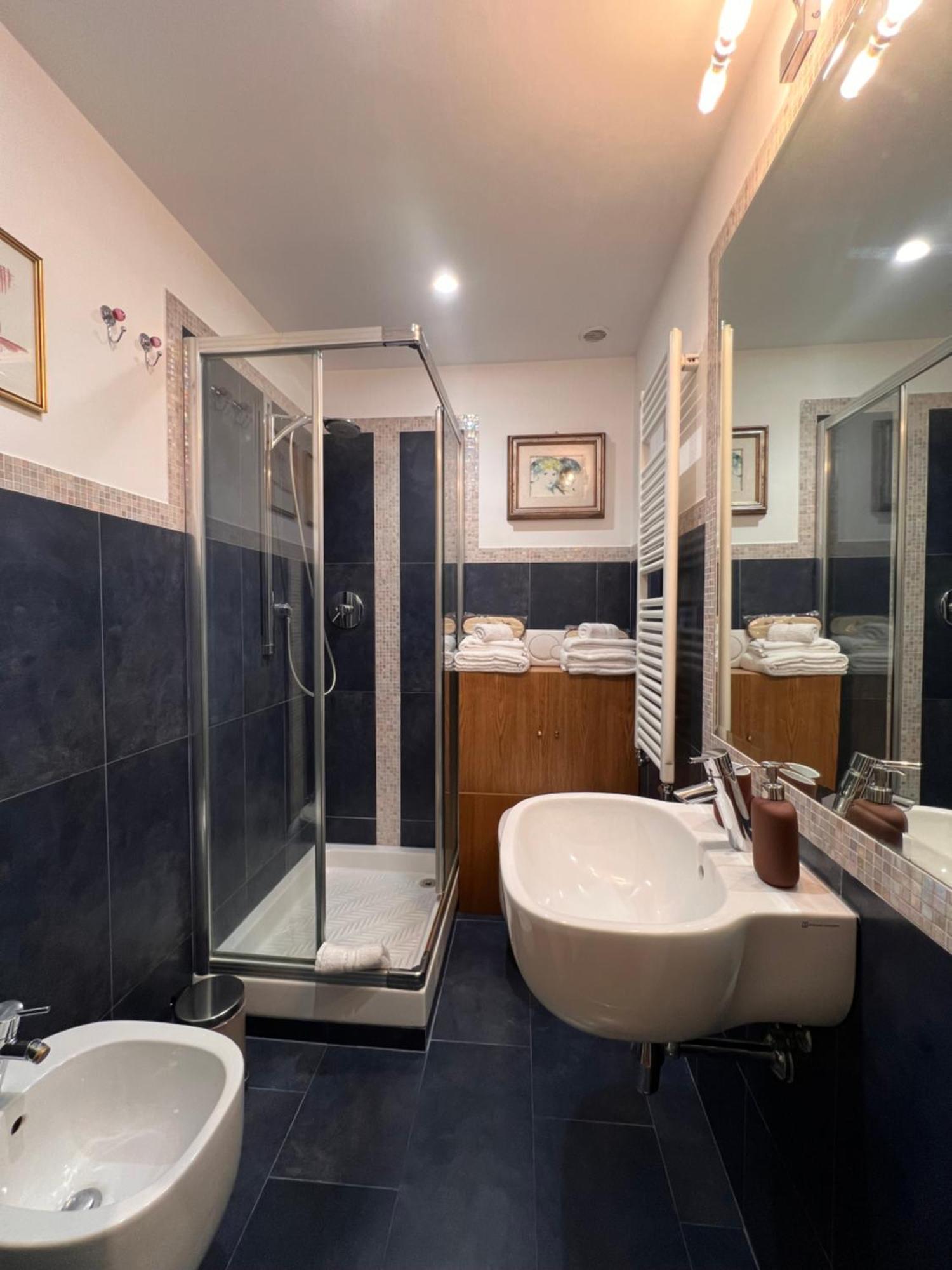 A Casa Di Lu, Al Colosseo - Guest House روما المظهر الخارجي الصورة